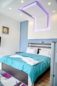 En eller flere senge i et værelse på Chic spacious villa with pool