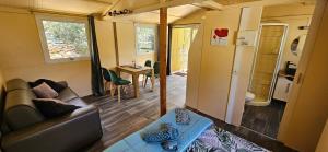 una sala de estar y comedor en una casa pequeña en Grande Chambre tout confort 3, en Bonifacio