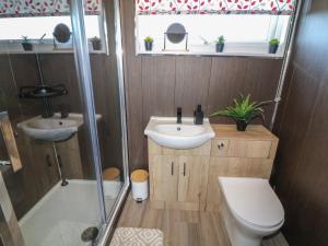 Ένα μπάνιο στο 56 Cherry Park Chalet +11 φωτογραφίες