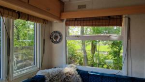 City Farmer Farmyard Stays, Sleep Easy, Stay Rural, Explore Amsterdam客房内的一张或多张床位