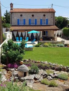 a house with a swimming pool and a garden at Villa Rafaela Umag in Umag