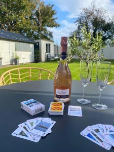 eine Flasche Wein auf einem Tisch mit Brille in der Unterkunft Charming, stylish cottage, parking , large private Garden, well located for island highlights in Gaerwen