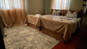 Rúm í herbergi á Guesthouse Chela