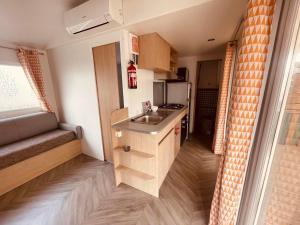 Kuchyň nebo kuchyňský kout v ubytování Mobil Home Jasmins 1