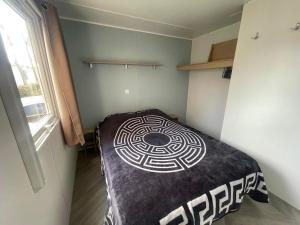 Postel nebo postele na pokoji v ubytování Mobil Home Jasmins 1