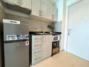 una piccola cucina con lavello e frigorifero di Luxury Private Apartment-BEST PRICE a Abu Dhabi