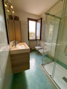 een badkamer met wastafel, douche en toilet bij Casa Luisa in Desenzano del Garda