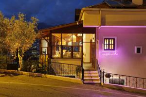 una casa con luci viola sulla facciata di Casa Vagabundo - Adults Only a Alanya