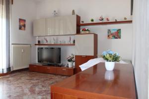 A kitchen or kitchenette at VENICE Sweet Home - your home in a beautiful neighborhood of the City of Venice