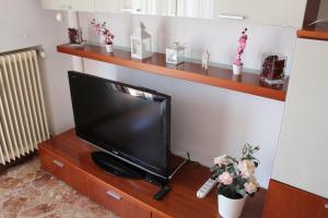 A television and/or entertainment centre at VENICE Sweet Home - your home in a beautiful neighborhood of the City of Venice