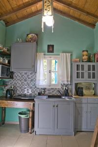 Kuchyň nebo kuchyňský kout v ubytování Strongilos Homestay