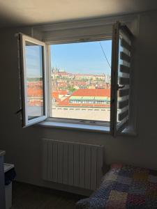 En eller flere senger på et rom på Apartmán Kaiser