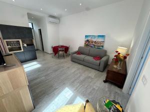 a living room with a couch and a table at Splendida Casa vista mare per 4 persone di fronte alle spiagge di Bussana in Bussana Nuova