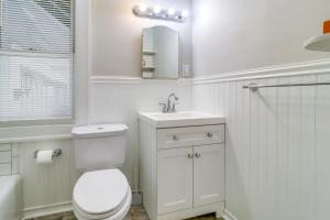 Un baño de Walkable Apt 4 Mi to Downtown Toledo! 16 fotos más