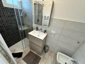 a white bathroom with a sink and a shower at Splendida Casa vista mare per 4 persone di fronte alle spiagge di Bussana in Bussana Nuova +26 photos