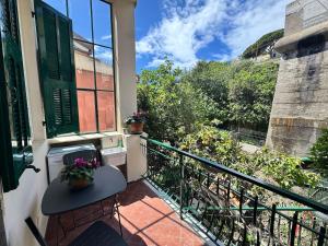 a balcony with a table and a window with flowers at Splendida Casa vista mare per 4 persone di fronte alle spiagge di Bussana in Bussana Nuova