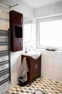 Η κουζίνα ή μικρή κουζίνα στο Strelley house 2 , Perfect for business trip & Families holiday or working proffesionals-5 min from M1 J25 , 500MB Wi-Fi , Netflix , Fully equiped kitchen , Asda supermarket 5 min walk , Free Secure parking with CCTV ,available monthly deals
