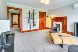 Fotografie z fotogalerie ubytování 4 Mi to Downtown Toledo Walkable Riverside Apt v destinaci Toledo