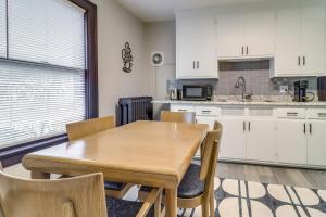 Fotografie z fotogalerie ubytování 4 Mi to Downtown Toledo Walkable Riverside Apt v destinaci Toledo + 15 fotografií