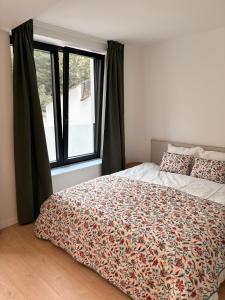 Postel nebo postele na pokoji v ubytování Room with ensuite and garden