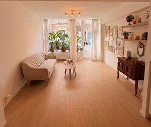 Prostor za sedenje u objektu Room with ensuite and garden