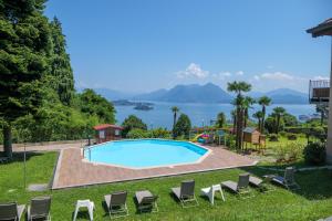 una piscina con sedie e vista sull'acqua di Villa Anna Isole Borromee a Baveno