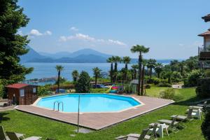 una piscina con vista sull'acqua di Villa Anna Isole Borromee a Baveno