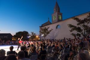a crowd of people watching a woman on a stage at Evan Seaview in Funtana