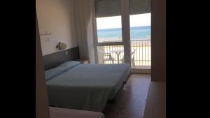 A bed or beds in a room at Hotel Mareblu