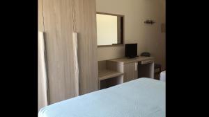 A television and/or entertainment centre at Hotel Mareblu