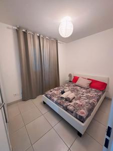 a bedroom with a bed in a room at 2Bedrooms, Thèoule-sur-mer in Théoule-sur-Mer