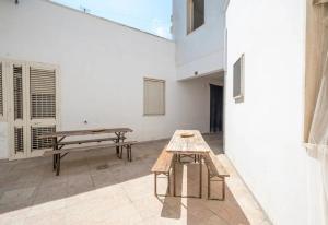 a picnic table and a bench in a courtyard at Chill e Relax Sul Mare in Sant'Isidoro