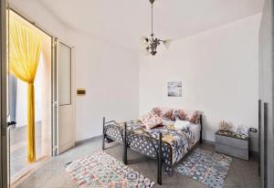 a room with a bed and a couch and a window at Chill e Relax Sul Mare in Sant'Isidoro