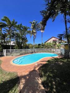 Bazén v ubytování Le Village tropical avec sa villa et ses 6 bungalows nebo v jeho okolí