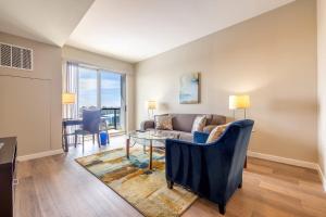 South EndModern Apt with Harbor Views的带沙发和桌子的客厅
