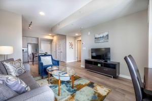 South EndModern Apt with Harbor Views的带沙发、桌子和电视的客厅