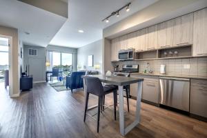 South EndModern Apt with Harbor Views的带桌子的厨房和餐厅 更多7张照片