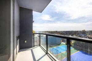 Modern Apt with Harbor Views的阳台或露台