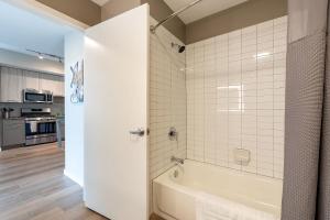 Modern Apt with Harbor Views的厨房或小厨房
