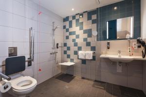 Ένα μπάνιο στο Holiday Inn - the niu, Flash Berlin Charlottenburg by IHG
