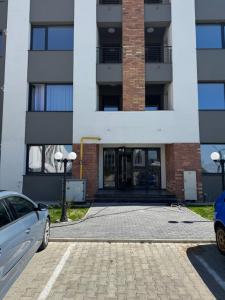 un edificio con un coche aparcado delante en B&B Ozone, en Focşani