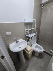 Abancayにある401 Moderno departamento equipadoの白いトイレと洗面台のあるバスルーム