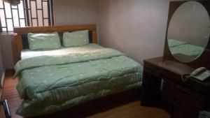 Postel nebo postele na pokoji v ubytování Luster Hotel & Suites