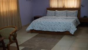 Postel nebo postele na pokoji v ubytování Luster Hotel & Suites