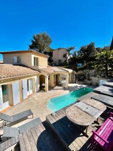 La NartelleにあるVilla Ste Maxime Piscine Proche Merのスイミングプール、パティオ家具が備わるヴィラです。
