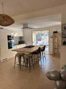 La NartelleにあるVilla Ste Maxime Piscine Proche Merの部屋にテーブルと椅子のあるキッチン