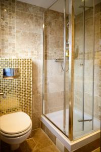a bathroom with a toilet and a shower at Modern house , Perfect for business trip & Families holiday or working proffesionals-5 min from M1 J25 , 500MB Wi-Fi , Netflix , Fully equiped kitchen , Asda supermarket 5 min walk , Free Secure parking with CCTV ,available monthly deals in Nottingham +29 photos