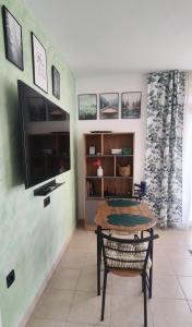a living room with a table and a tv at Студио Forest, к-с Нестинарка in Tsarevo