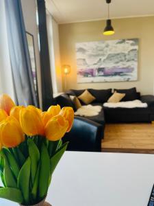 a vase filled with yellow flowers in a living room at Feldhouse in Bremen