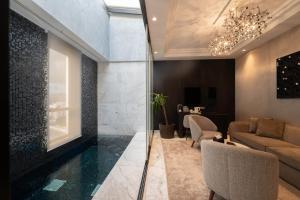 チュニスにあるHotel Royal ASBU Tunisのソファとテーブルのあるリビングルーム